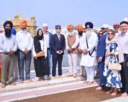 ਦਰਬਾਰ ਸਾਹਿਬ ਨਤਮਸਤਕ ਹੋਏ ਅਮਰੀਕੀ ਰਾਜਦੂਤ ਸਰਜੀਓ ਗੋਰ, ਟੇਕਿਆ ਮੱਥਾ