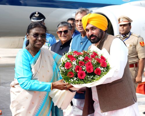 ਚੰਡੀਗੜ੍ਹ ਪਹੁੰਚੀ ਰਾਸ਼ਟਰਪਤੀ ਦ੍ਰੌਪਦੀ ਮੁਰਮੂ, CM ਭਗਵੰਤ ਮਾਨ ਨੇ ਏਅਰਪੋਰਟ ’ਤੇ ਕੀਤਾ ਨਿੱਘਾ ਸਵਾਗਤ