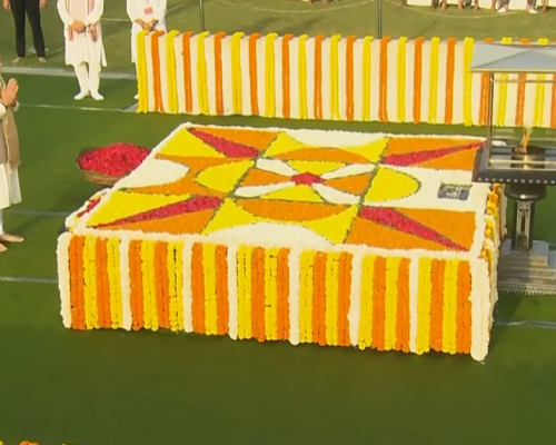 ਗਾਂਧੀ ਜਯੰਤੀ ਮੌਕੇ PM ਮੋਦੀ ਨੇ ਰਾਜਘਾਟ ਪਹੁੰਚ ਕੇ ਮਹਾਤਮਾ ਗਾਂਧੀ ਨੂੰ ਦਿੱਤੀ ਸ਼ਰਧਾਂਜਲੀ